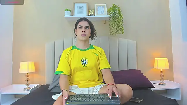 Luciana Ortiz1 online show from May 12, 2026, 6:03 pm