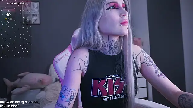 fraulein mooon online show from December 17, 2025, 5:51 pm