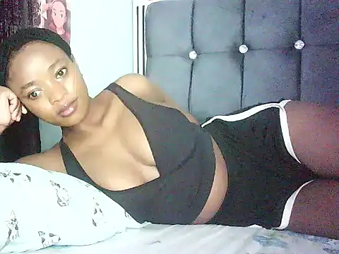 Cryaluna online show from May 7, 2026, 4:50 am