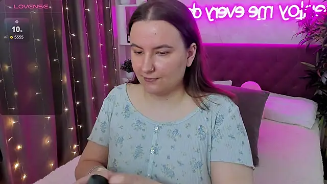 FeralPeach online show from May 4, 2026, 5:33 am