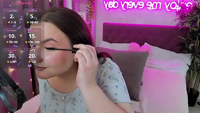 Snapshot of FeralPeach chatting on March 8, 2026, 5:11 am FeralPeach online show from March 8, 2026, 5:11 am