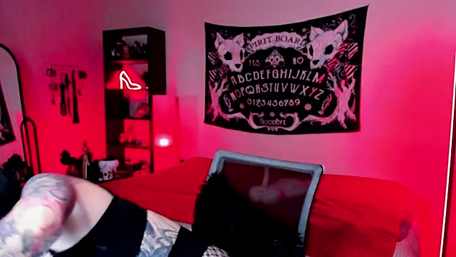 Snapshot of Magic_Allie chatting on February 28, 2026, 7:24 pm Magic Allie online show from February 28, 2026, 7:24 pm