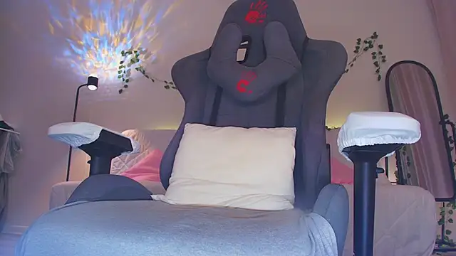 Eva Davi online show from October 13, 2025, 2:13 am