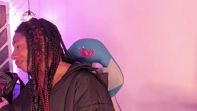 Queen perla  online show from September 12, 2025, 6:07 pm