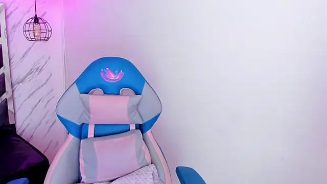 Queen perla  online show from November 3, 2025, 11:58 am