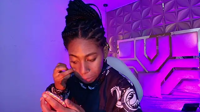 Queen perla  online show from May 4, 2026, 12:19 pm