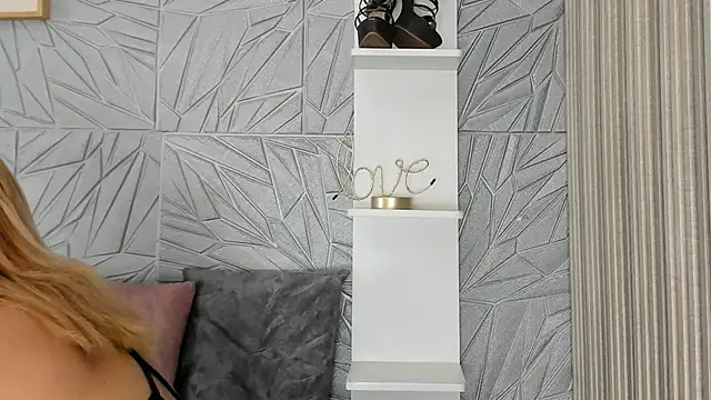 agatadelphine online show from October 18, 2025, 1:13 pm