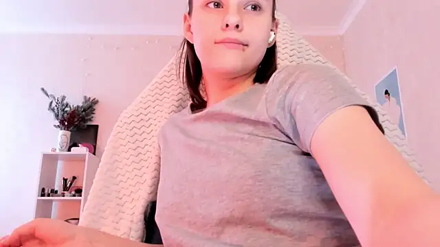 Snapshot of Britney_Ross chatting on March 21, 2026, 8:19 am Britney Ross online show from March 21, 2026, 8:19 am