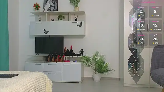 Molliblum online show from June 8, 2026, 2:17 pm