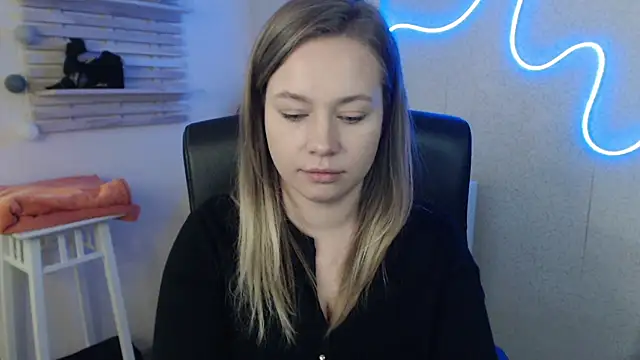 holly xglam online show from March 18, 2025, 6:28 am