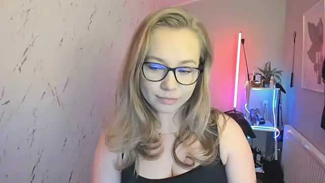 holly xglam online show from October 9, 2025, 6:30 pm