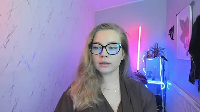 holly xglam online show from October 30, 2025, 6:27 pm