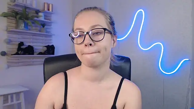 holly xglam online show from March 11, 2025, 3:47 am