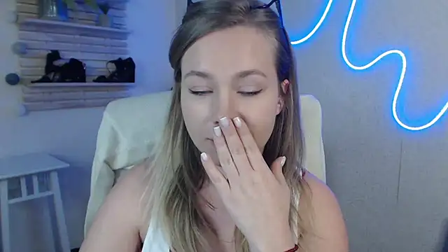 holly xglam online show from March 12, 2025, 6:29 am