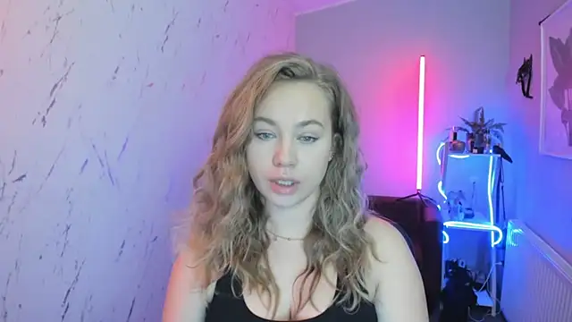 holly xglam online show from October 23, 2025, 6:17 pm