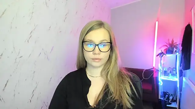 holly xglam online show from December 21, 2025, 8:53 pm