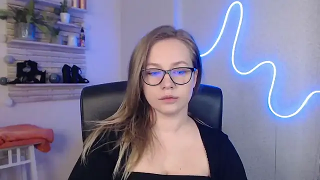 holly xglam online show from March 20, 2025, 9:02 pm