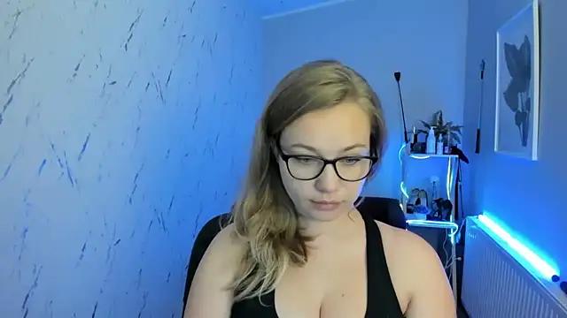 holly xglam online show from September 22, 2025, 5:08 pm