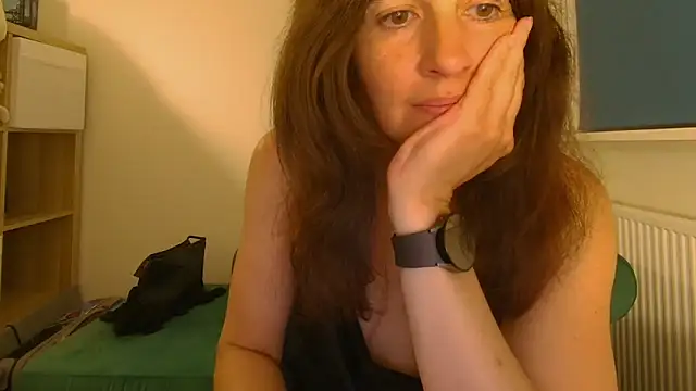 Snapshot of Ella_Next_Door chatting on May 29, 2026, 9:32 pm Ella Next Door online show from May 29, 2026, 9:32 pm