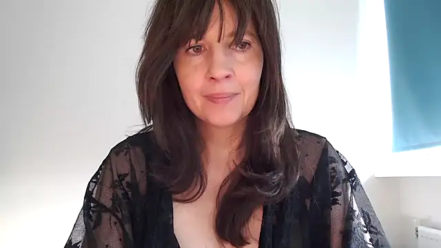 Snapshot of Ella_Next_Door chatting on February 15, 2026, 9:41 am Ella Next Door online show from February 15, 2026, 9:41 am