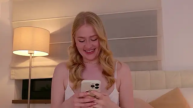 JuliaJaee online show from May 6, 2026, 5:50 pm