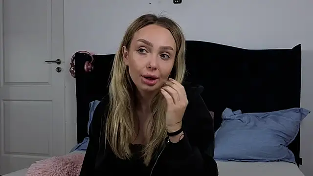 Snapshot of AnnaMaee chatting on November 18, 2025, 6:44 pm AnnaMaee online show from November 18, 2025, 6:44 pm