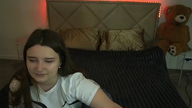 MagicPeachh  online show from May 14, 2026, 5:48 am