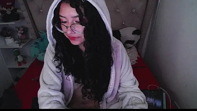 Snapshot of CherieCurl chatting on December 4, 2025, 4:00 am CherieCurl online show from December 4, 2025, 4:00 am