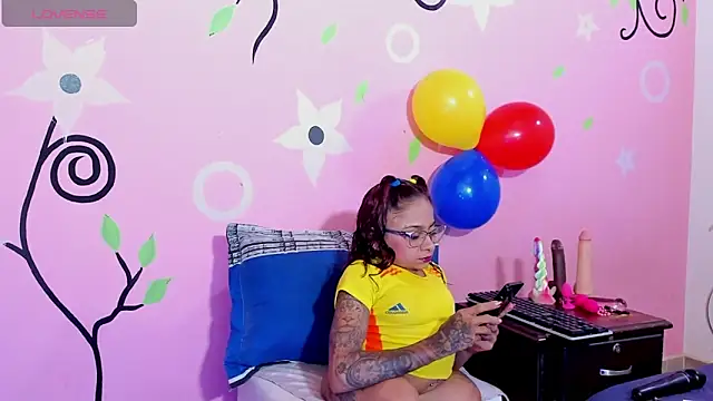 Lauren Hills069 online show from June 18, 2026, 12:20 am
