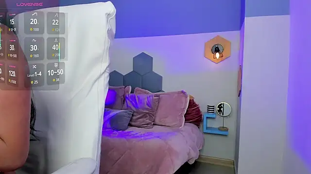 Chloe fischer  online show from September 18, 2025, 2:53 pm