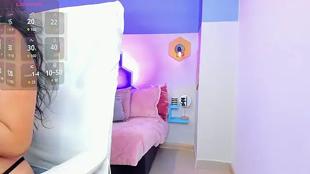 Chloe fischer  online show from September 17, 2025, 2:08 pm