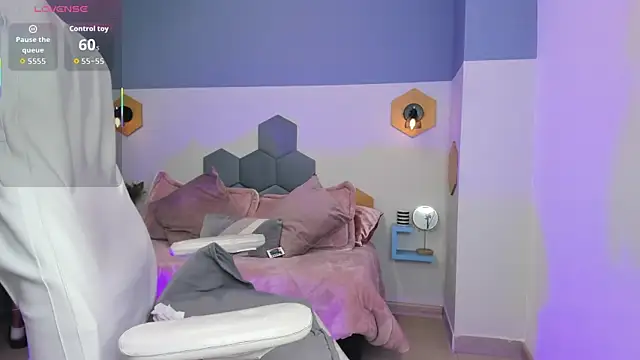 Chloe fischer  online show from October 6, 2025, 3:02 pm