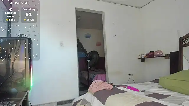 latinaStepmom online show from October 12, 2025, 2:07 pm