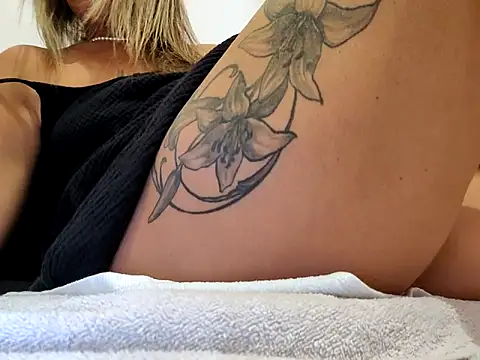 sweethotmilf888 online show from September 19, 2025, 12:09 pm