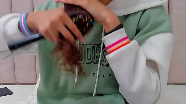 FreyaMoller online show from October 4, 2025, 4:41 pm