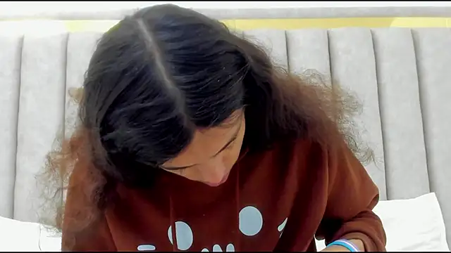 FreyaMoller online show from December 15, 2025, 1:39 pm