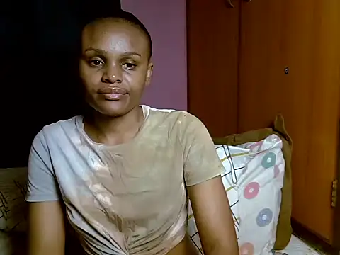 Snapshot of Queen_petite_ chatting on July 19, 2026, 4:54 am Queen petite online show from July 19, 2026, 4:54 am