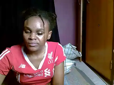 Snapshot of Queen_petite_ chatting on June 28, 2026, 4:52 am Queen petite online show from June 28, 2026, 4:52 am