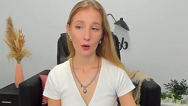 LolaWilsons online show from February 28, 2025, 9:36 am