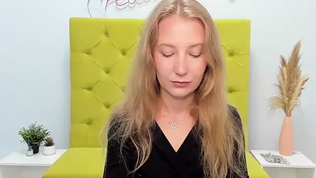LolaWilsons online show from June 17, 2026, 6:24 am