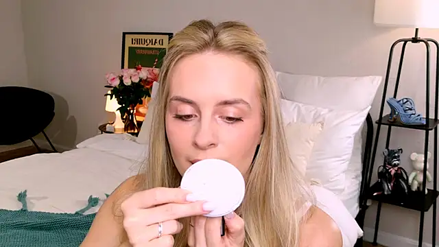 RozzitaBedberry online show from September 24, 2025, 6:09 am