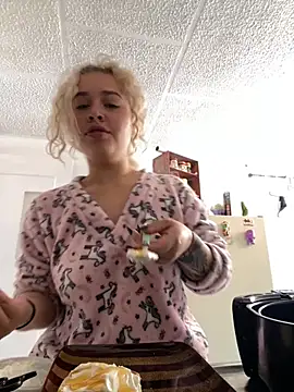 Haelycute online show from November 4, 2025, 3:38 pm