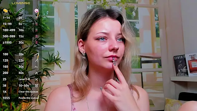 pretty little thing online show from January 30, 2025, 12:18 am