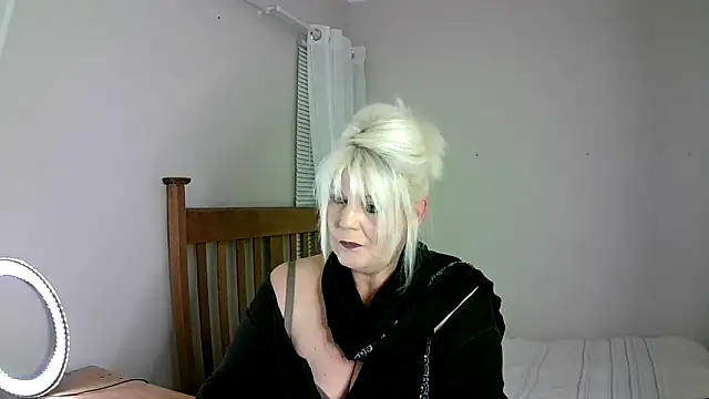 Miahotmilf online show from February 28, 2025, 7:35 pm