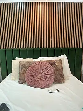 Snapshot of MonicaMoret chatting on March 6, 2026, 12:44 pm MonicaMoret online show from March 6, 2026, 12:44 pm