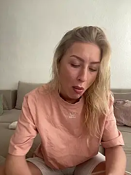 belle98 online show from November 13, 2025, 12:42 pm