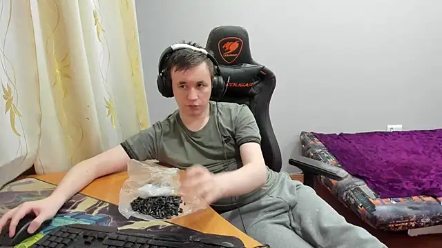 iliaskrislove online show from December 21, 2025, 9:04 pm