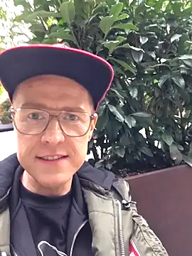 Fuc71 online show from September 22, 2025, 4:35 pm