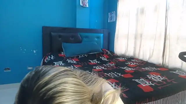 Liaroberts1 online show from November 25, 2025, 12:16 pm