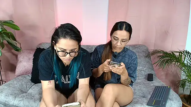 Jules n Gia online show from December 13, 2025, 9:21 pm